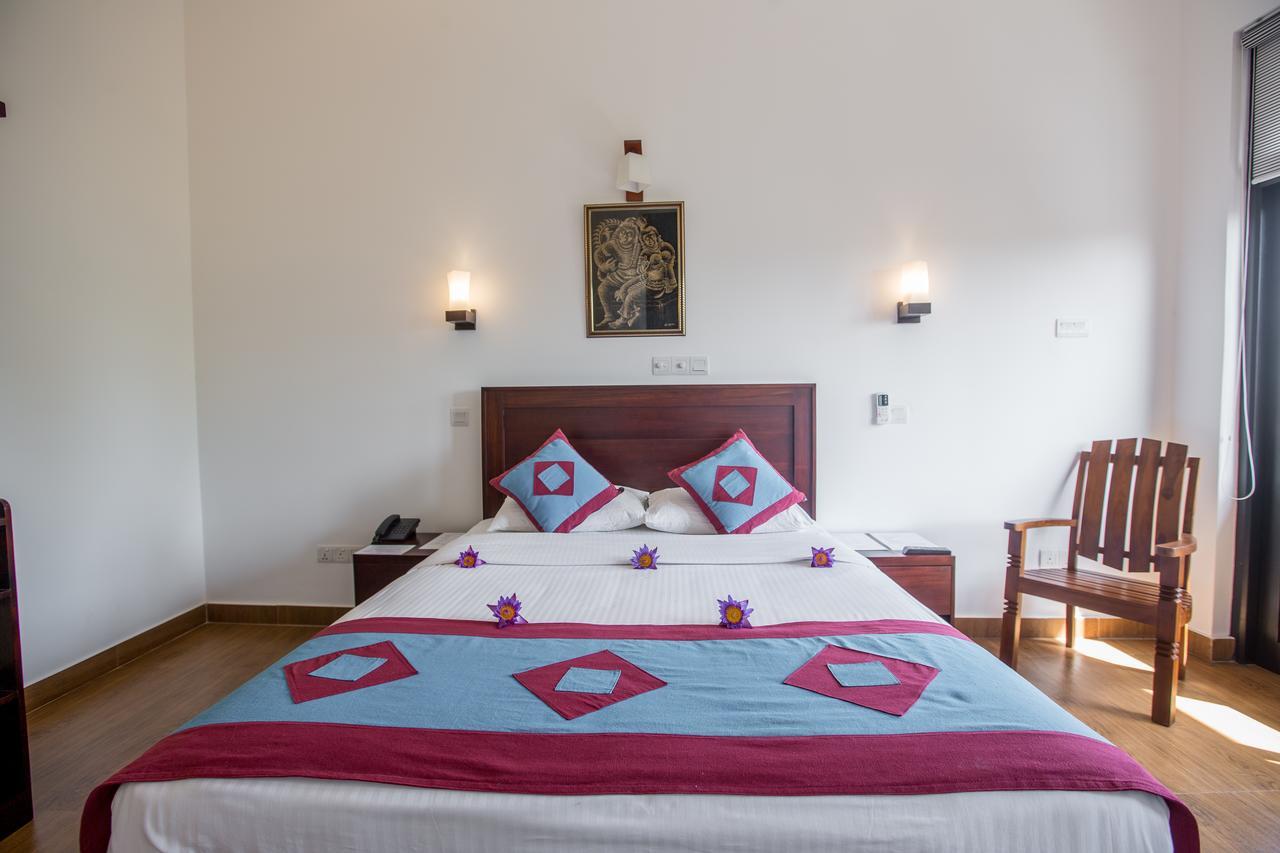Villa Tissa Beach Resort Weligama Bagian luar foto